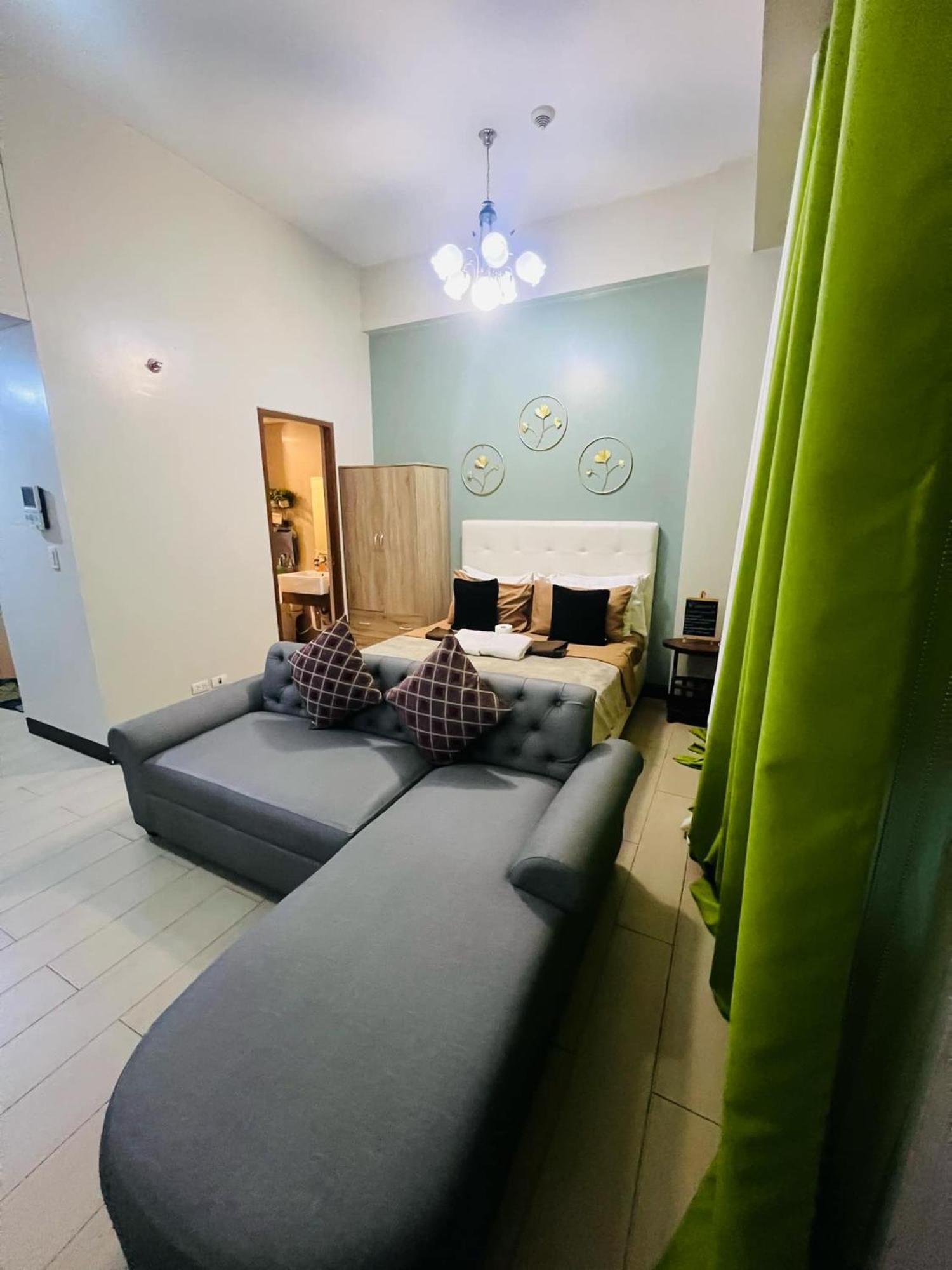 One Palm Tree Villas Condominium - Studio 2Nd Fl With Balcony - Across Terminal 3 Airport Pasay Dış mekan fotoğraf
