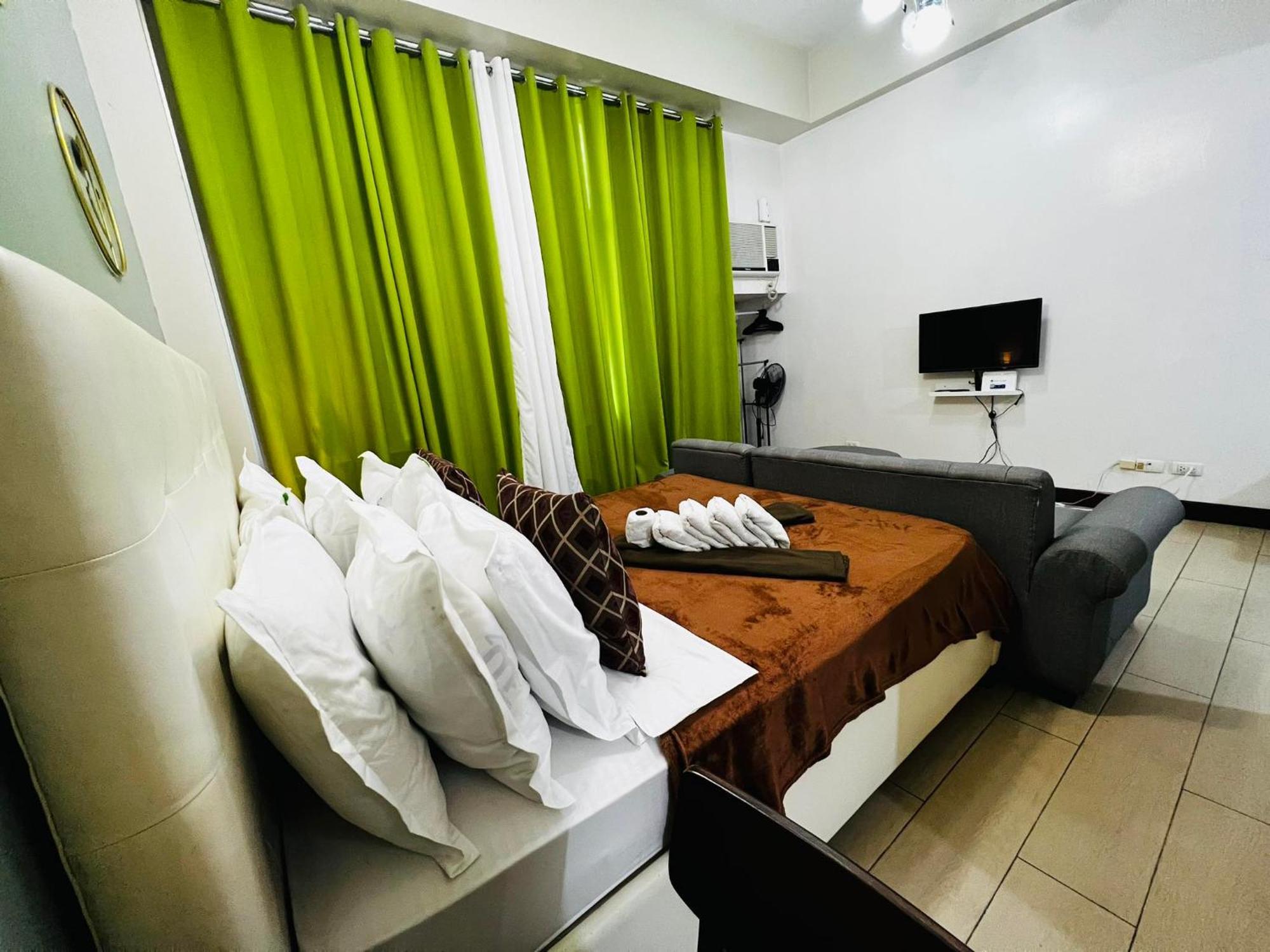 One Palm Tree Villas Condominium - Studio 2Nd Fl With Balcony - Across Terminal 3 Airport Pasay Dış mekan fotoğraf
