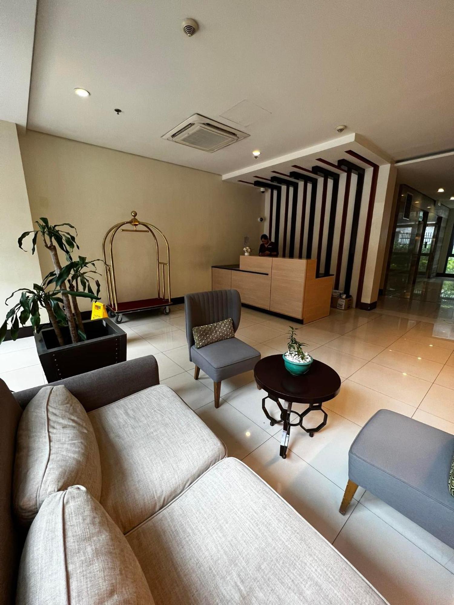 One Palm Tree Villas Condominium - Studio 2Nd Fl With Balcony - Across Terminal 3 Airport Pasay Dış mekan fotoğraf