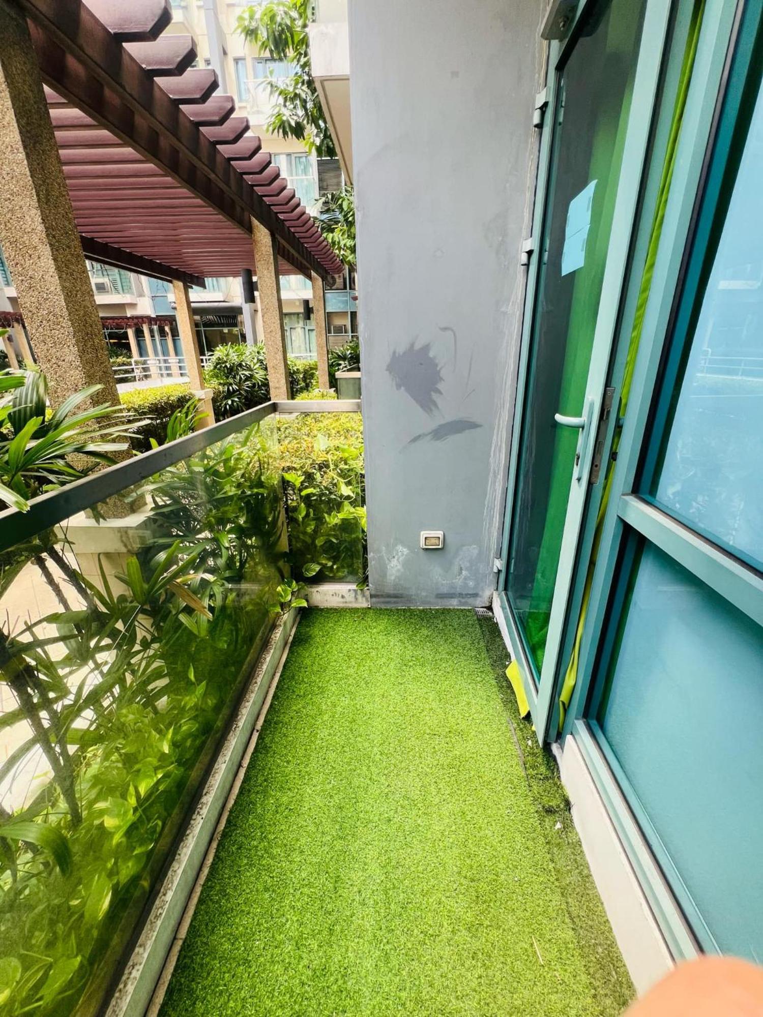 One Palm Tree Villas Condominium - Studio 2Nd Fl With Balcony - Across Terminal 3 Airport Pasay Dış mekan fotoğraf