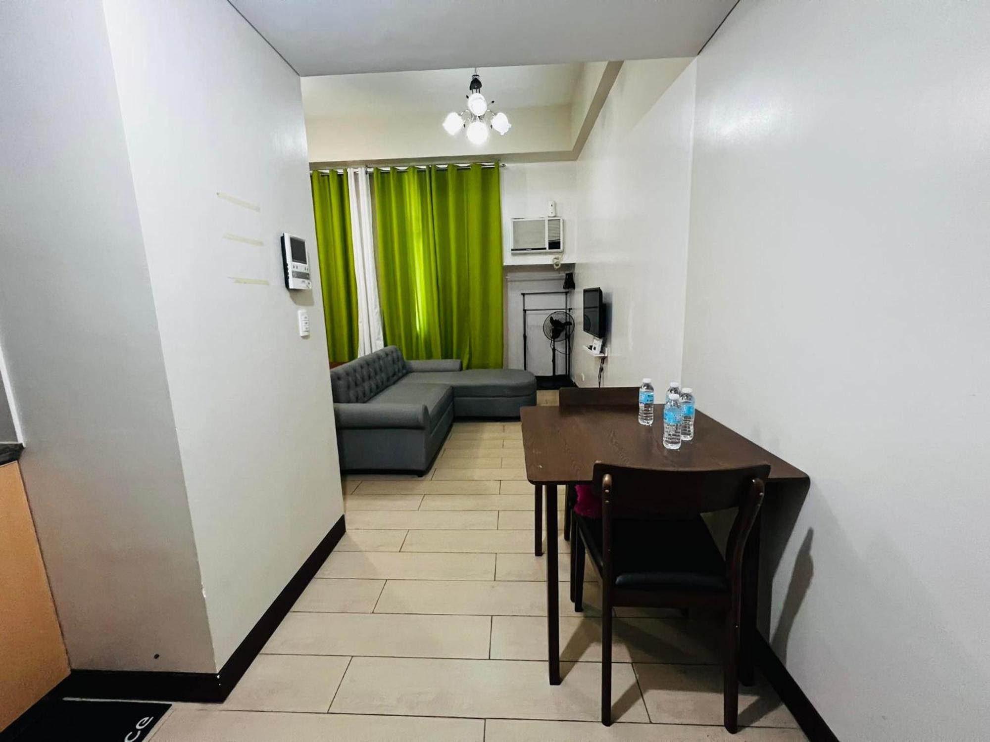 One Palm Tree Villas Condominium - Studio 2Nd Fl With Balcony - Across Terminal 3 Airport Pasay Dış mekan fotoğraf