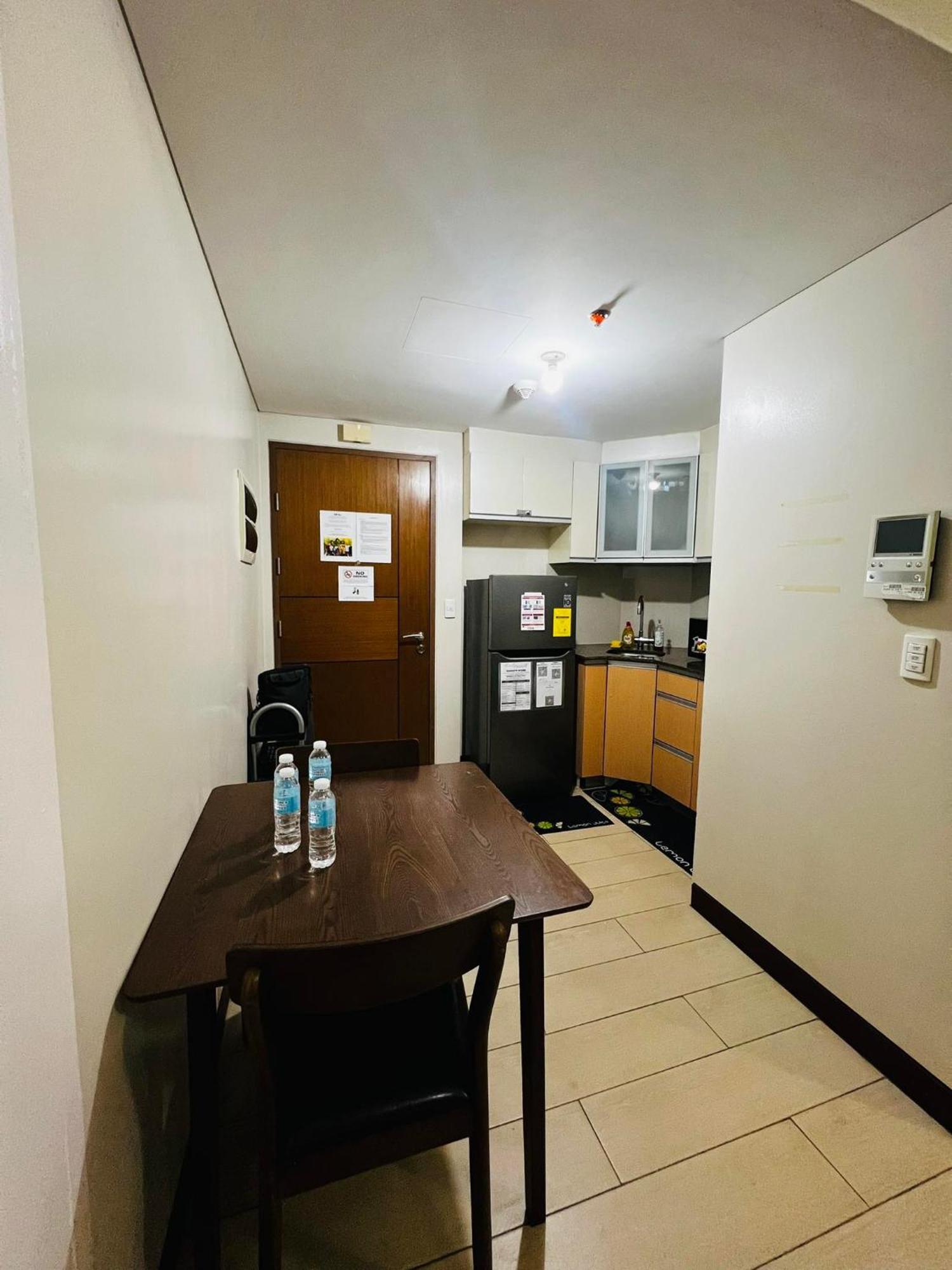 One Palm Tree Villas Condominium - Studio 2Nd Fl With Balcony - Across Terminal 3 Airport Pasay Dış mekan fotoğraf