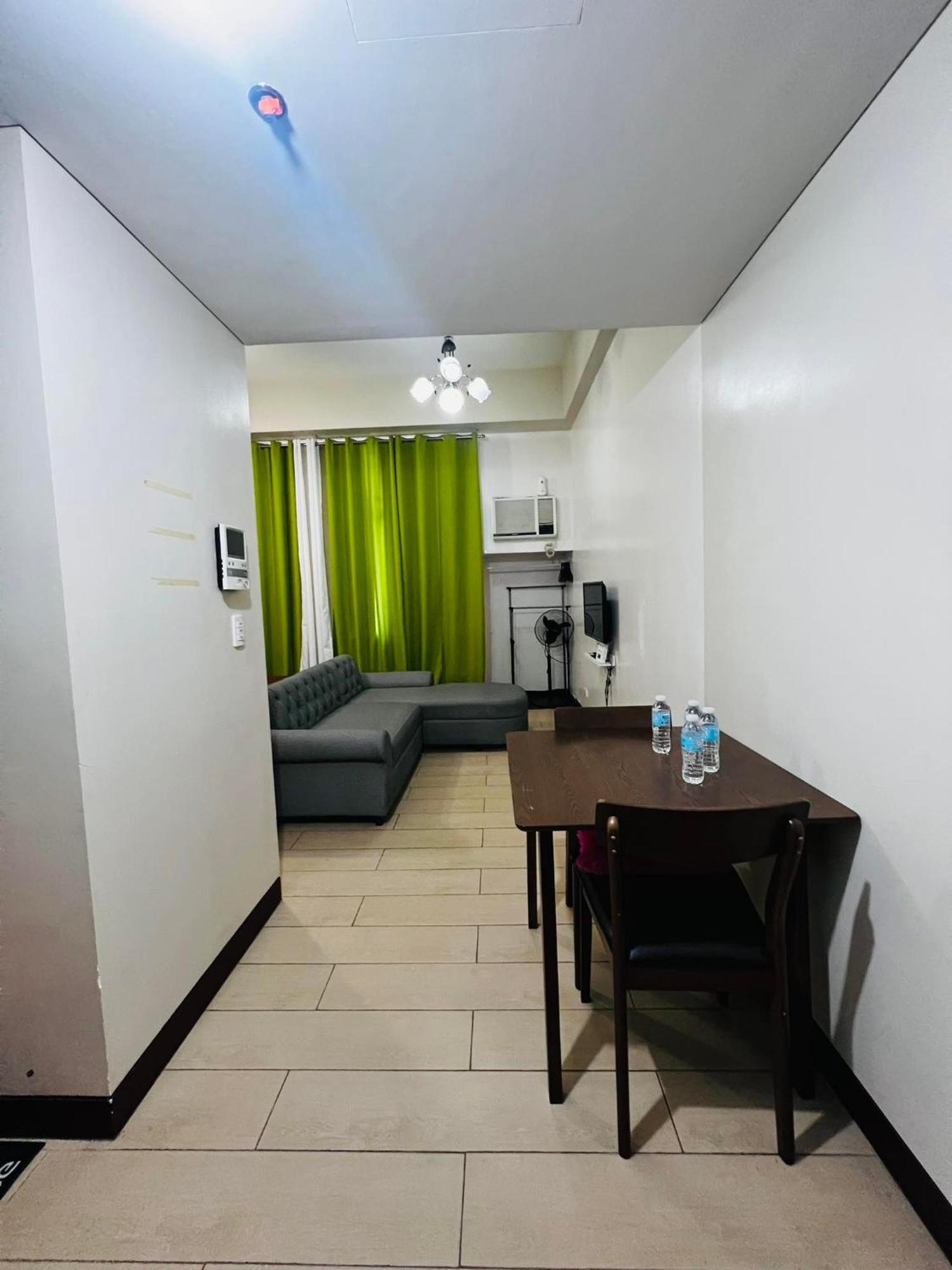 One Palm Tree Villas Condominium - Studio 2Nd Fl With Balcony - Across Terminal 3 Airport Pasay Dış mekan fotoğraf