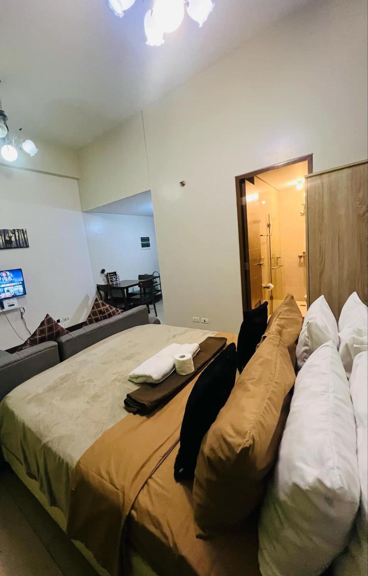 One Palm Tree Villas Condominium - Studio 2Nd Fl With Balcony - Across Terminal 3 Airport Pasay Dış mekan fotoğraf