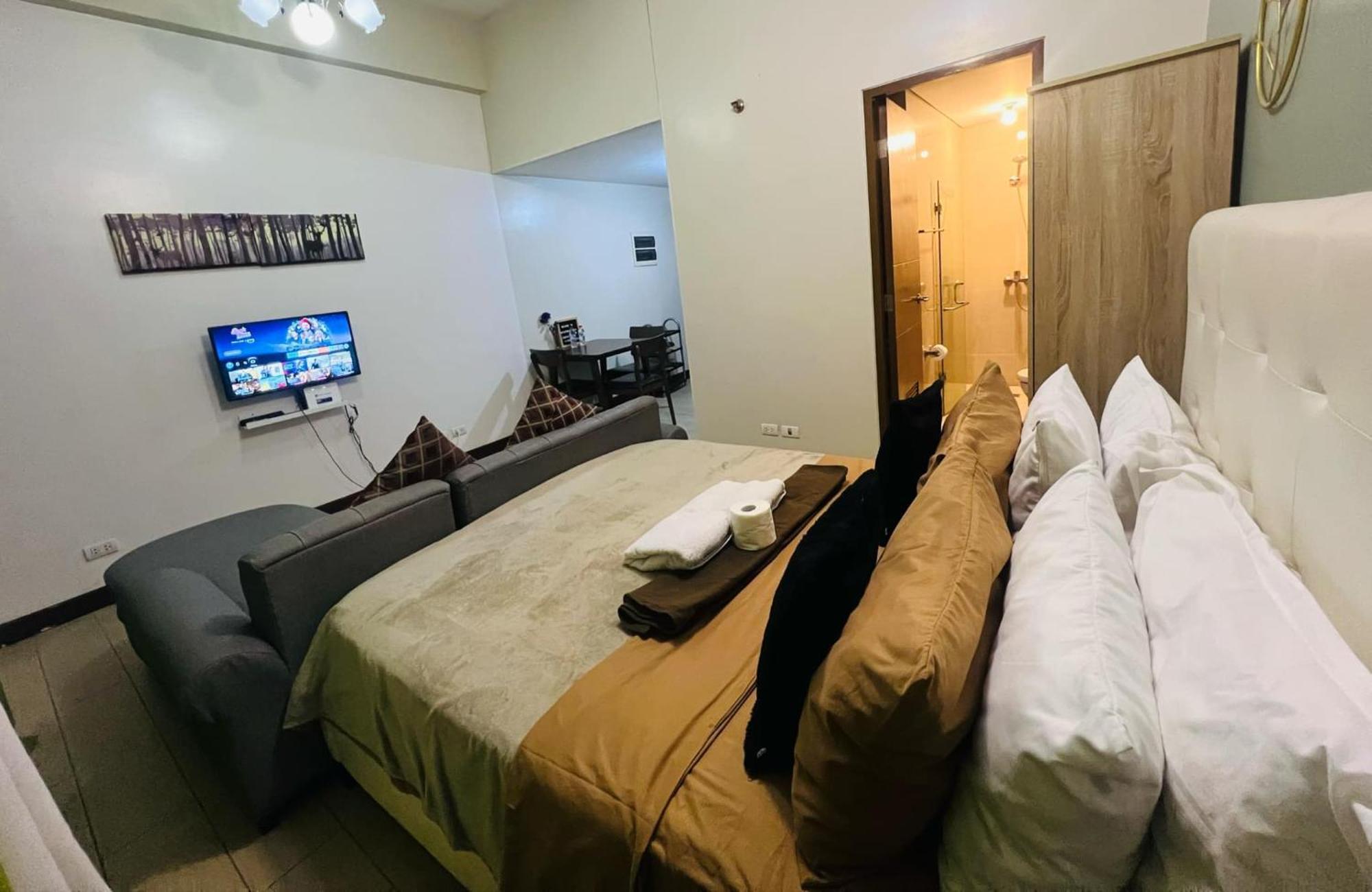 One Palm Tree Villas Condominium - Studio 2Nd Fl With Balcony - Across Terminal 3 Airport Pasay Dış mekan fotoğraf
